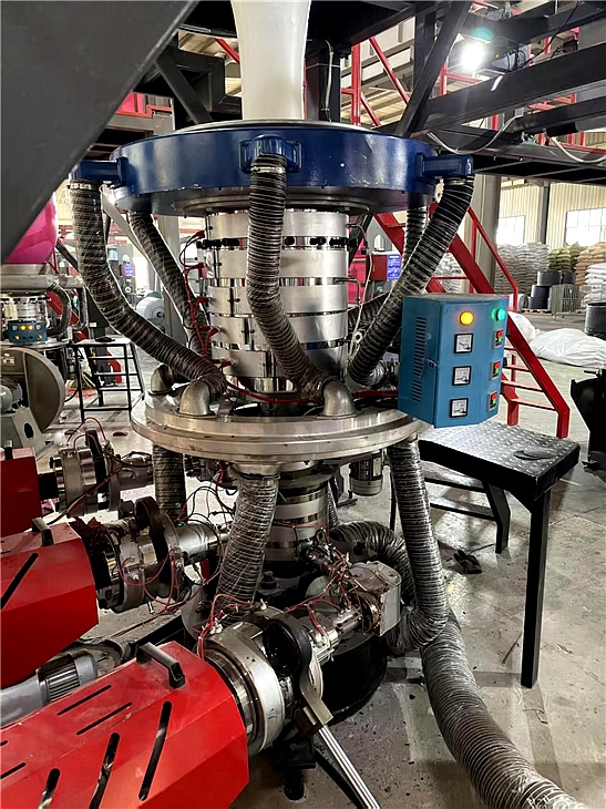 Rotating die under high and low pressure
