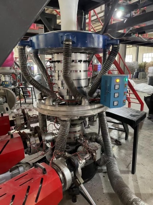 Rotating die under high and low pressure